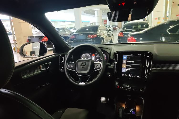 Used Volvo XC40 2019 T5 4x4 Sport Sunset Crystal White Steering Wheel