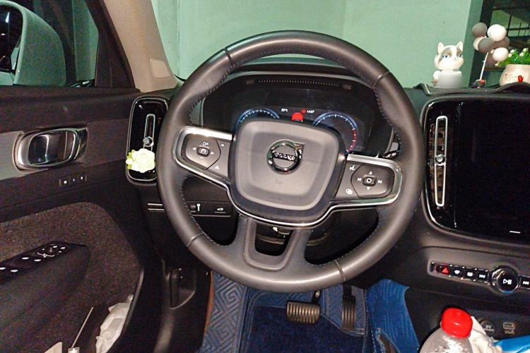 Used Volvo XC40 2019 T4 Four-Wheel Drive Dawn Ice White Steering Wheel