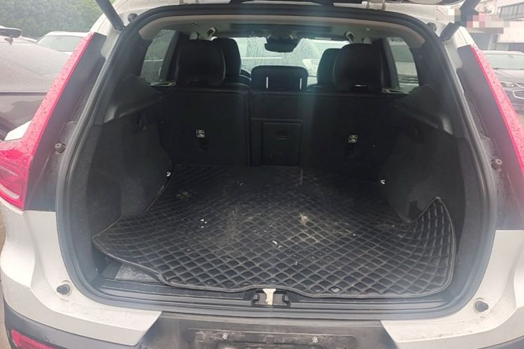 Used Volvo XC40 2019 T4 Four-Wheel Drive Dawn Ice White Trunk