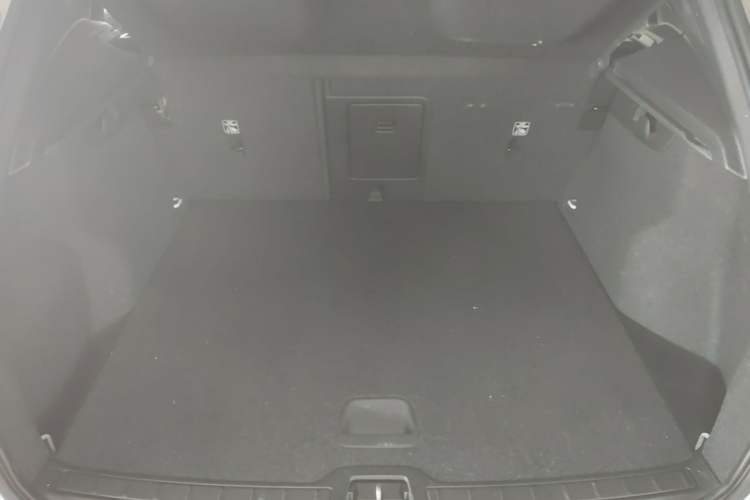 Used Volvo XC40 2019 T4 Four-Wheel Drive Dawn Ice White Trunk
