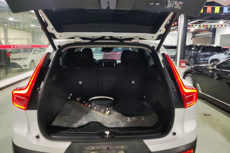 Used Volvo XC40 2019 T4 Four-Wheel Drive Dawn Ice White Trunk