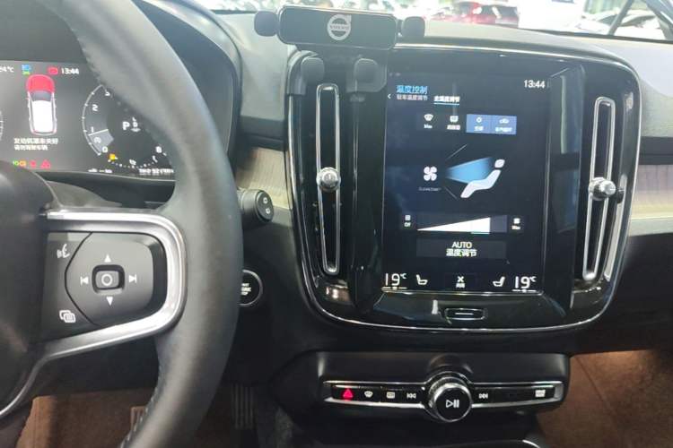Used Volvo XC40 2020 T4 Four-Wheel Drive Smart Luxury Edition Audio And AC Panel