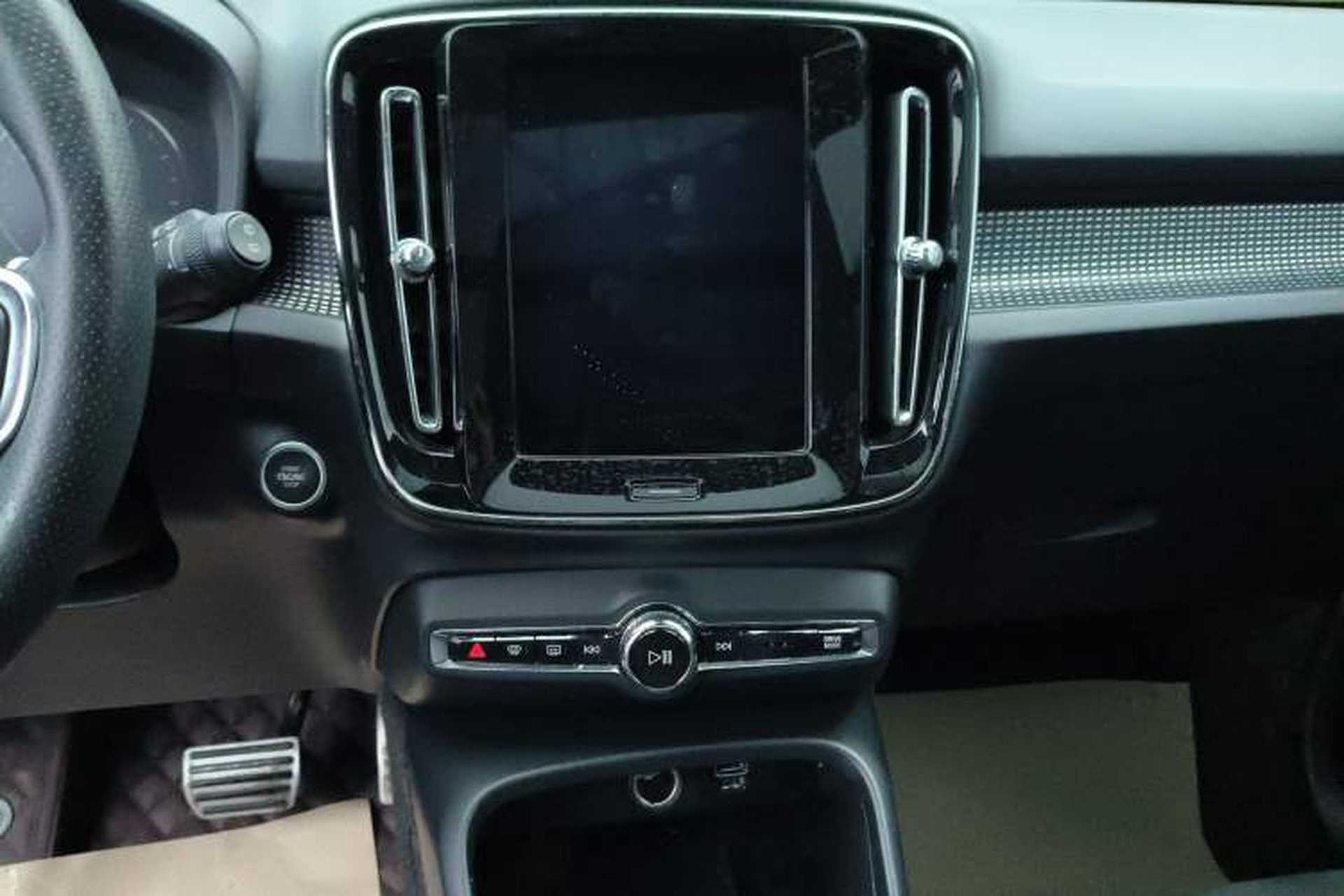 Used Volvo XC40 2020 T4 4x4 Smart Luxury Sport Edition Audio And AC Panel