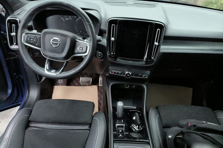 Used Volvo XC40 2020 T4 4x4 Smart Luxury Sport Edition Center Console