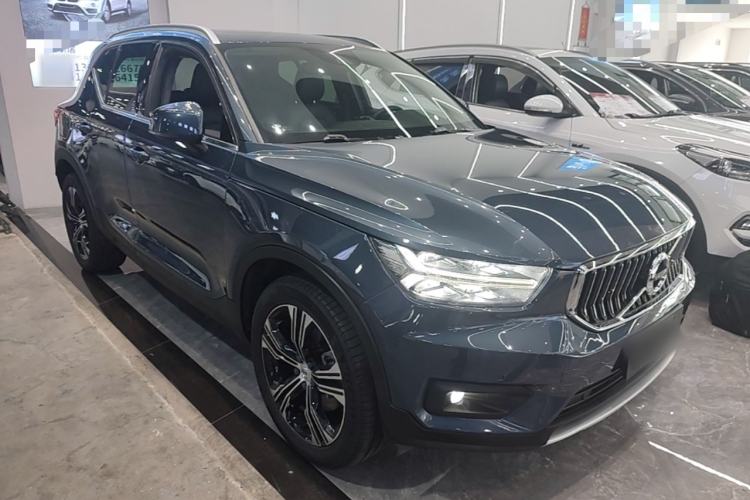 Used Volvo XC40 2020 T4 Four-Wheel Drive Smart Luxury Edition Front Right 45 Deg