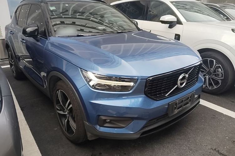 Used Volvo XC40 2020 T4 Four-Wheel Drive Smart & Sporty Edition Front Right 45 Deg