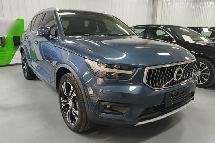 Used Volvo XC40 2020 T4 Four-Wheel Drive Smart Luxury Edition Front Right 45 Deg