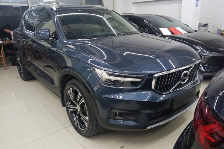 Used Volvo XC40 2020 T4 Four-Wheel Drive Smart Luxury Edition Front Right 45 Deg