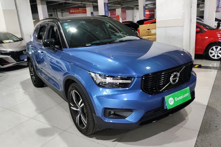 Used Volvo XC40 2020 T4 Four-Wheel Drive Smart & Sporty Edition Front Right 45 Deg