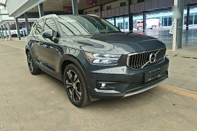 Used Volvo XC40 2020 T4 4x4 Zhiya Luxury Edition Front Right 45 Deg