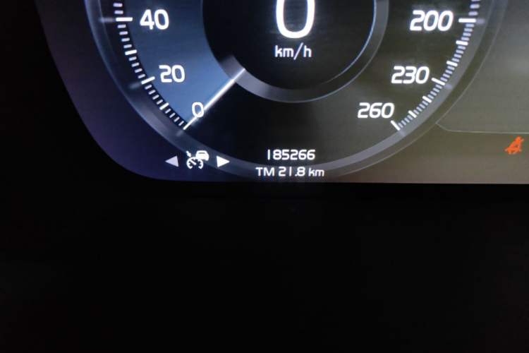 Used Volvo XC40 2020 T4 Four-Wheel Drive Smart Luxury Edition Odometer Close Up