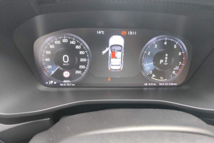 Used Volvo XC40 2020 T4 4x4 Smart Luxury Sport Edition Odometer Close Up