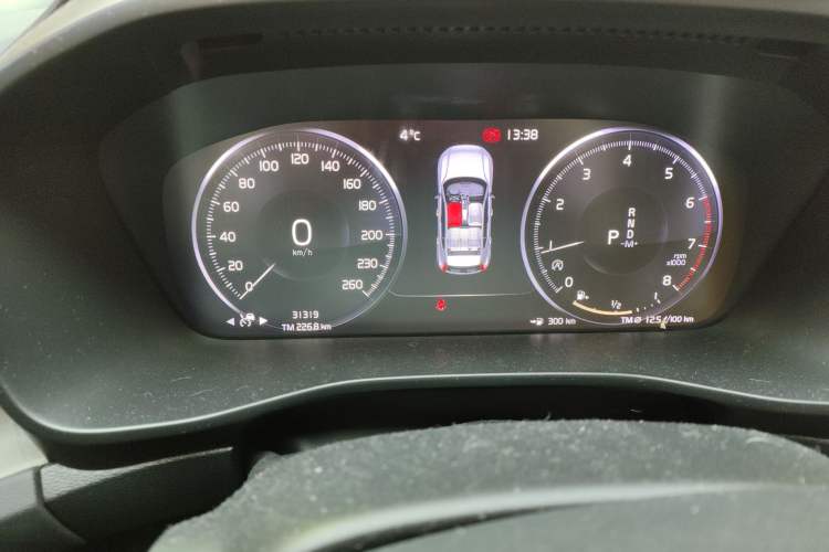Used Volvo XC40 2020 T4 Four-Wheel Drive Smart Luxury Edition Odometer Close Up
