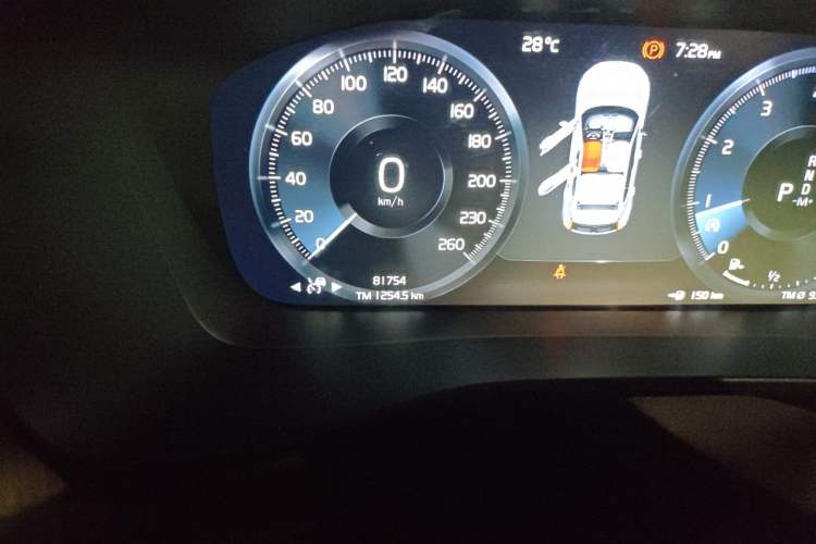 Used Volvo XC40 2020 T4 Four-Wheel Drive Smart Luxury Edition Odometer Close Up