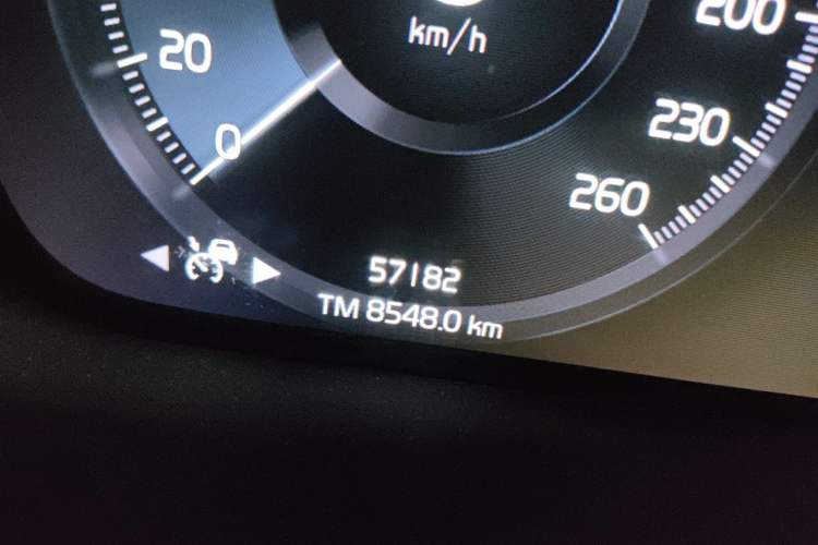 Used Volvo XC40 2020 T4 Four-Wheel Drive Smart Luxury Edition Odometer Close Up
