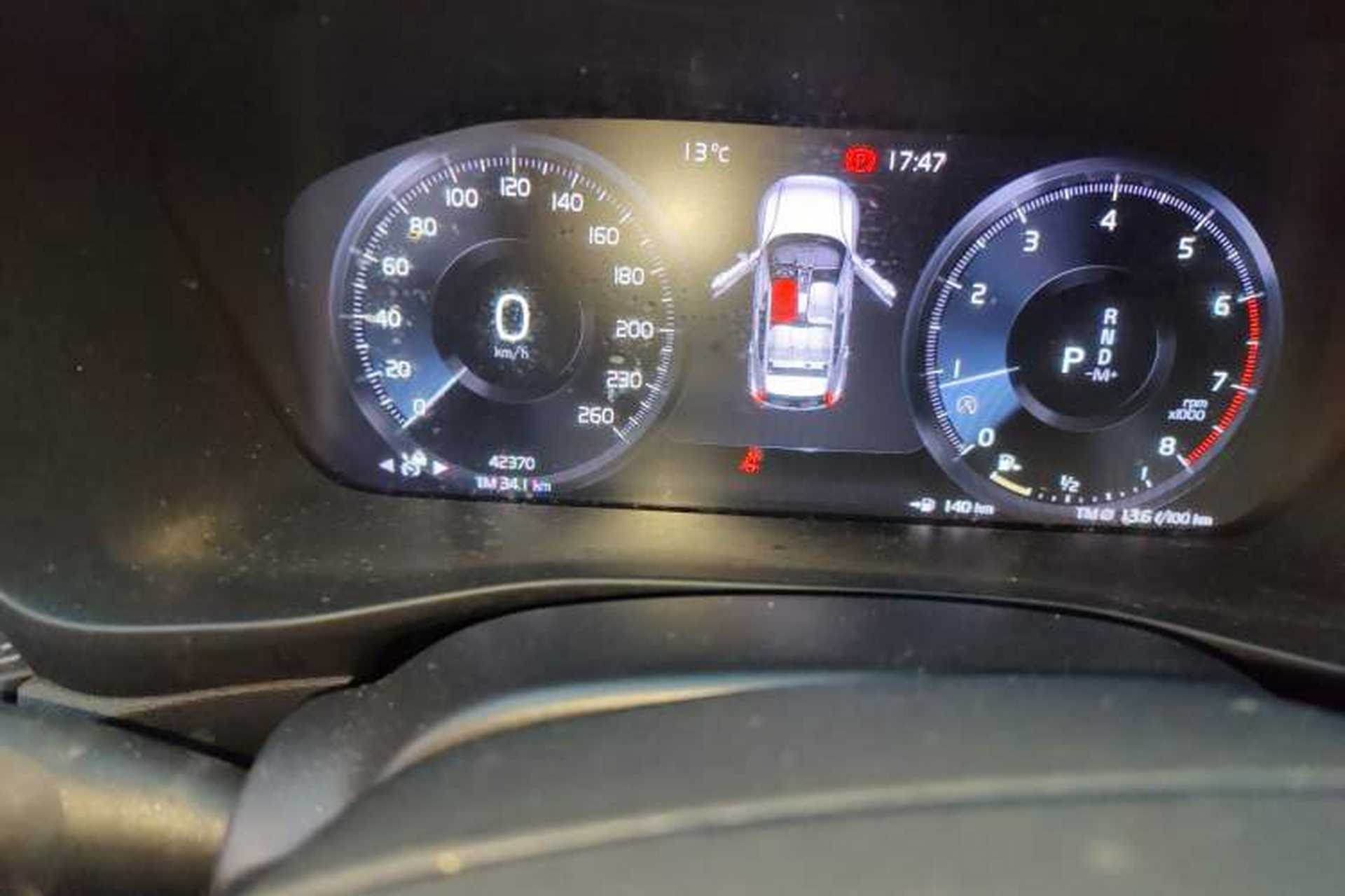 Used Volvo XC40 2020 T4 Four-Wheel Drive Smart & Sporty Edition Odometer Close Up
