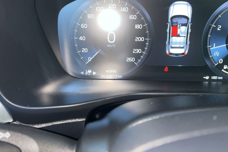 Used Volvo XC40 2020 T4 Four-Wheel Drive Smart Luxury Edition Odometer Close Up