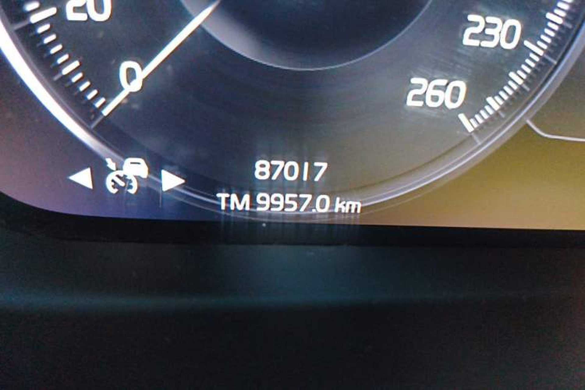 Used Volvo XC40 2020 T4 Four-Wheel Drive Smart Luxury Edition Odometer Close Up