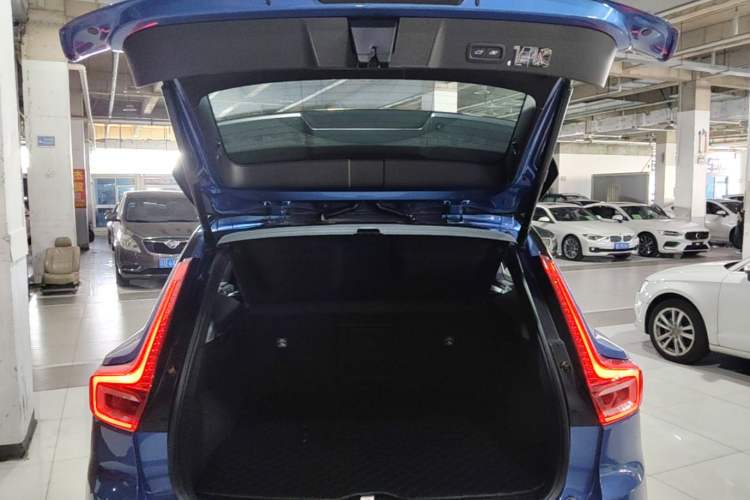 Used Volvo XC40 2020 T4 Four-Wheel Drive Smart & Sporty Edition Trunk