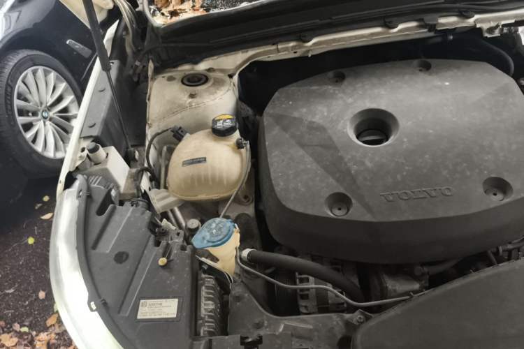 Used Volvo XC40 2020 T4 Four-Wheel Drive Smart & Sporty Edition Engine Bay Right
