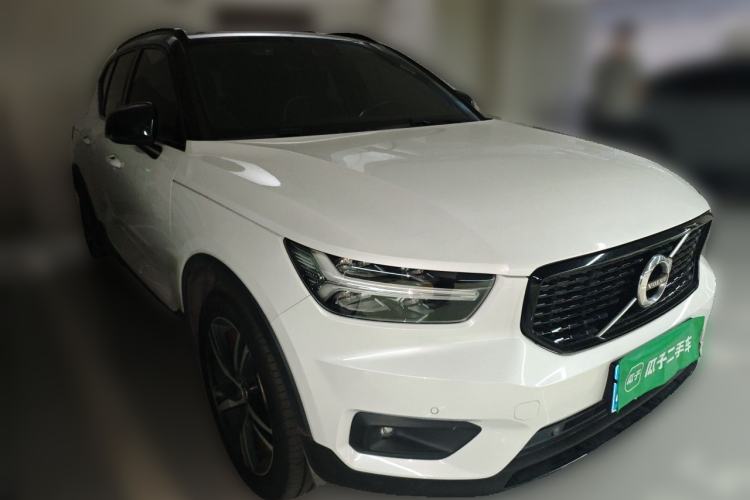 Used Volvo XC40 2020 T4 Four-Wheel Drive Smart & Sporty Edition Front Right 45 Deg