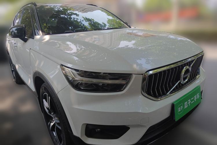 Used Volvo XC40 2020 T4 Four-Wheel Drive Smart & Sporty Edition Front Right 45 Deg