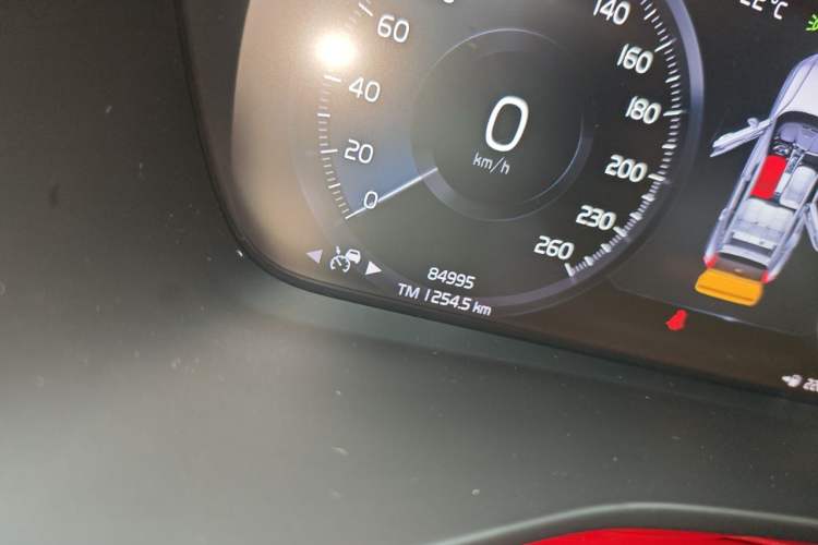 Used Volvo XC40 2020 T4 Four-Wheel Drive Smart & Sporty Edition Odometer Close Up