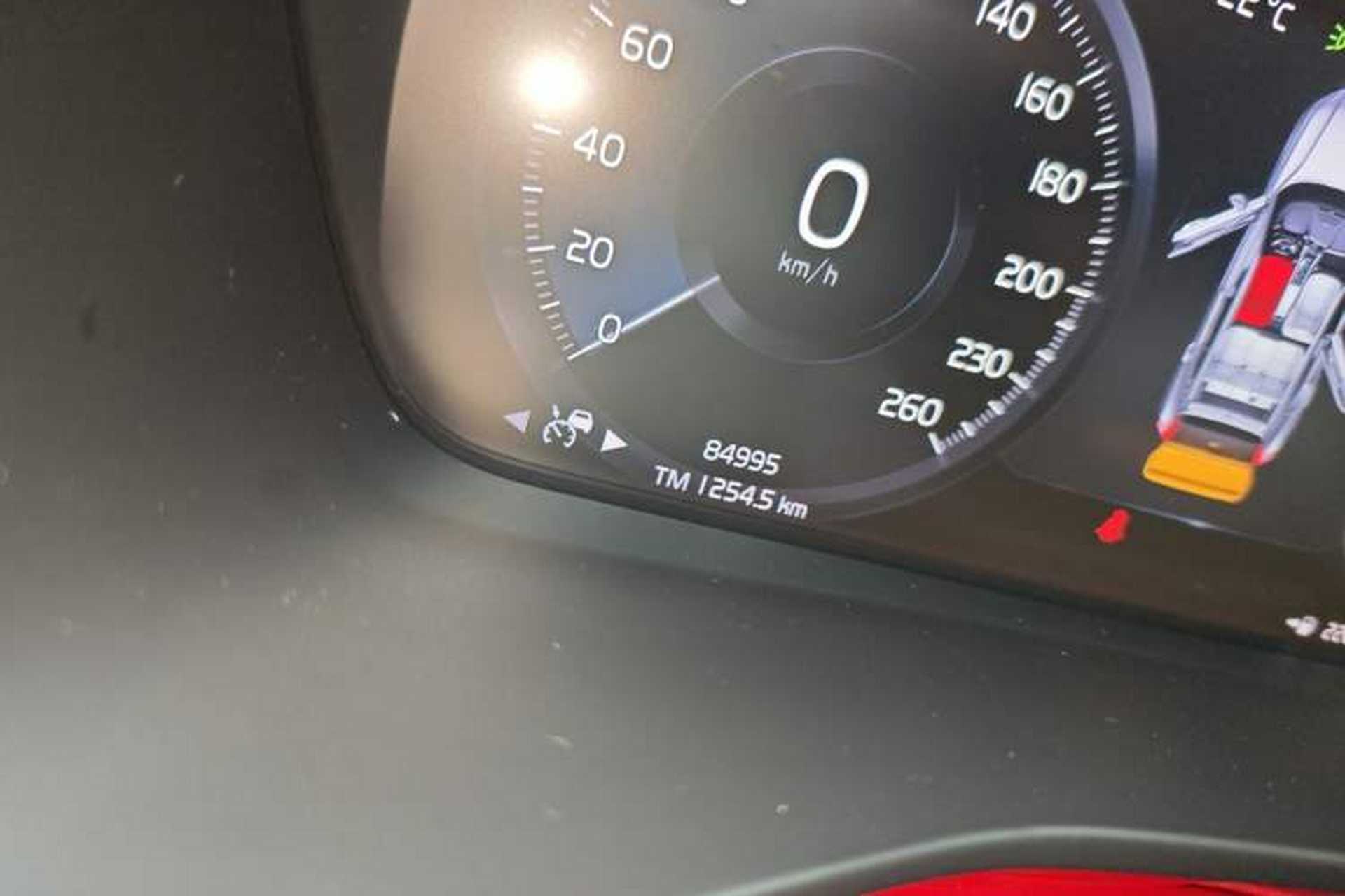 Used Volvo XC40 2020 T4 Four-Wheel Drive Smart & Sporty Edition Odometer Close Up