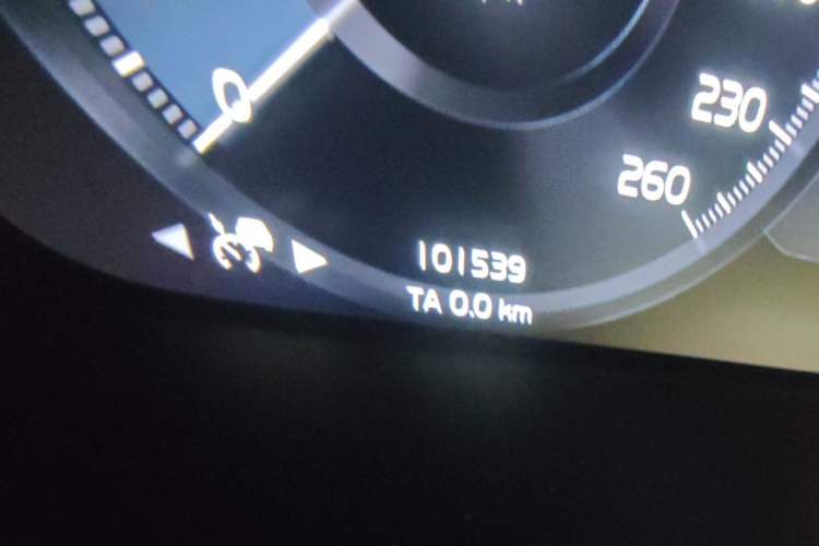 Used Volvo XC40 2020 T4 Four-Wheel Drive Smart & Sporty Edition Odometer Close Up