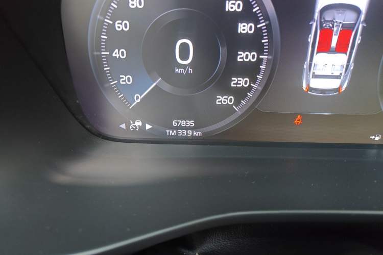 Used Volvo XC40 2020 T4 Four-Wheel Drive Smart & Sporty Edition Odometer Close Up