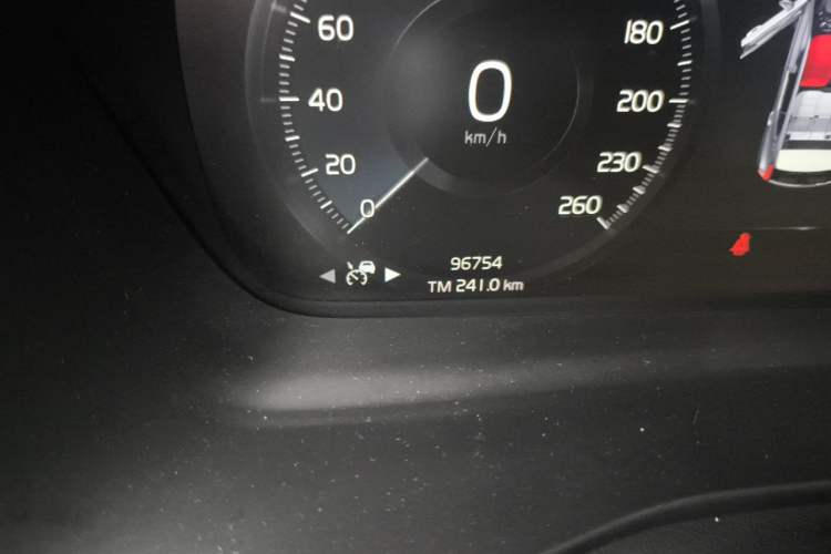 Used Volvo XC40 2020 T4 Four-Wheel Drive Smart & Sporty Edition Odometer Close Up