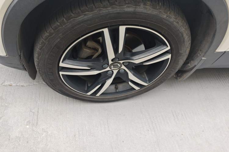 Used Volvo XC40 2020 T4 Four-Wheel Drive Smart & Sporty Edition Right Front Wheel Hub