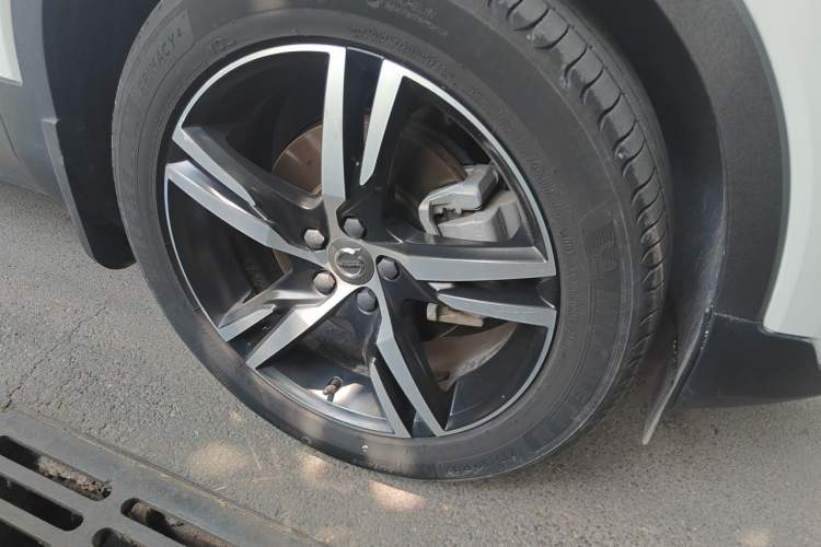 Used Volvo XC40 2020 T4 Four-Wheel Drive Smart & Sporty Edition Right Front Wheel Hub