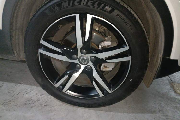 Used Volvo XC40 2020 T4 Four-Wheel Drive Smart & Sporty Edition Right Front Wheel Hub
