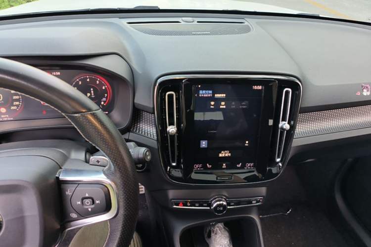 Used Volvo XC40 2020 T4 4x4 Smart Luxury Sport Edition Audio And AC Panel