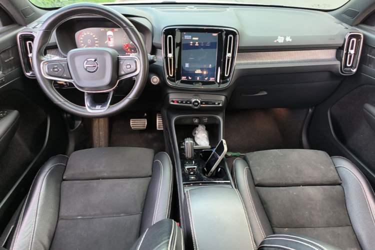 Used Volvo XC40 2020 T4 4x4 Smart Luxury Sport Edition Center Console