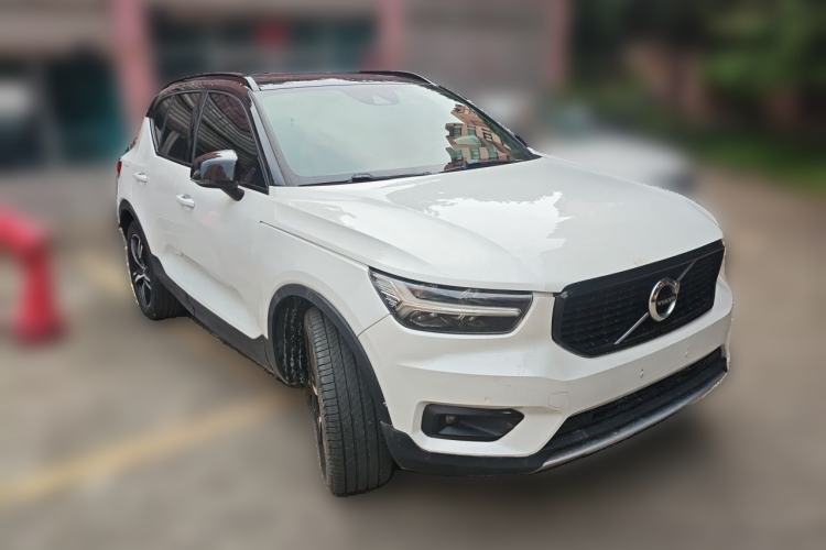 Used Volvo XC40 2020 T4 Four-Wheel Drive Smart & Sporty Edition Front Right 45 Deg