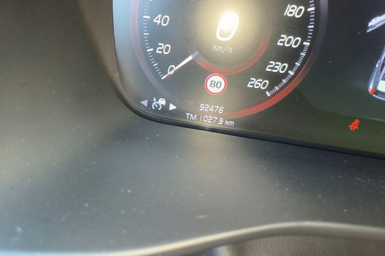 Used Volvo XC40 2020 T4 4x4 Smart Luxury Sport Edition Odometer Close Up
