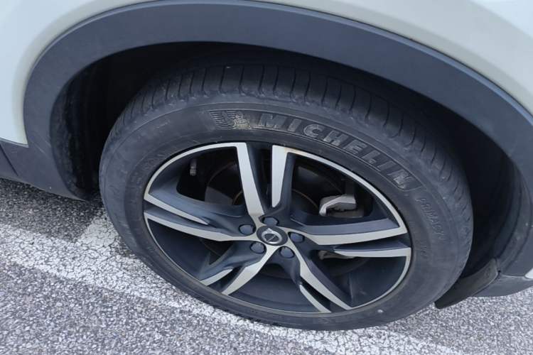 Used Volvo XC40 2020 T4 4x4 Smart Luxury Sport Edition Right Front Wheel Hub