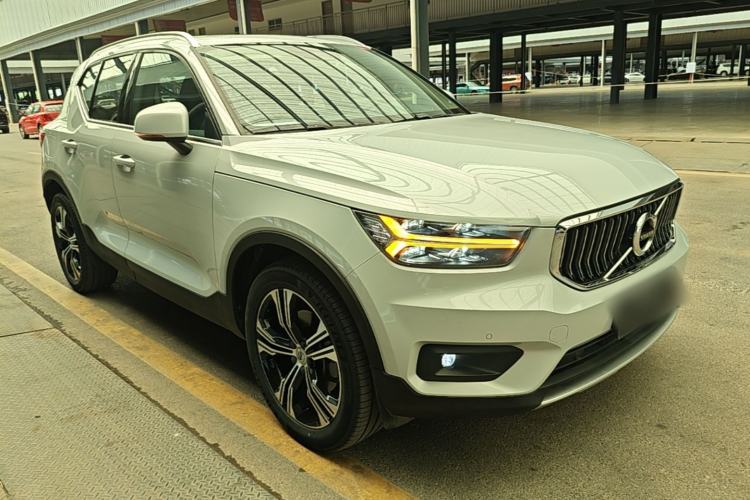 Used Volvo XC40 2020 T4 4x4 Zhiya Luxury Edition Front Right 45 Deg
