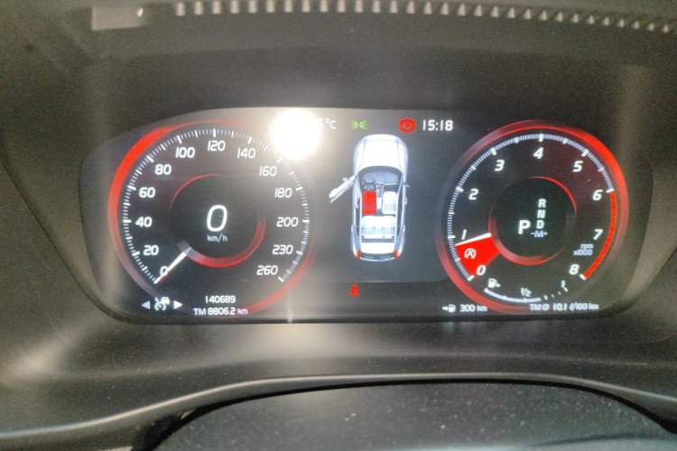 Used Volvo XC40 2020 T4 Four-Wheel Drive Smart Luxury Edition Odometer Close Up
