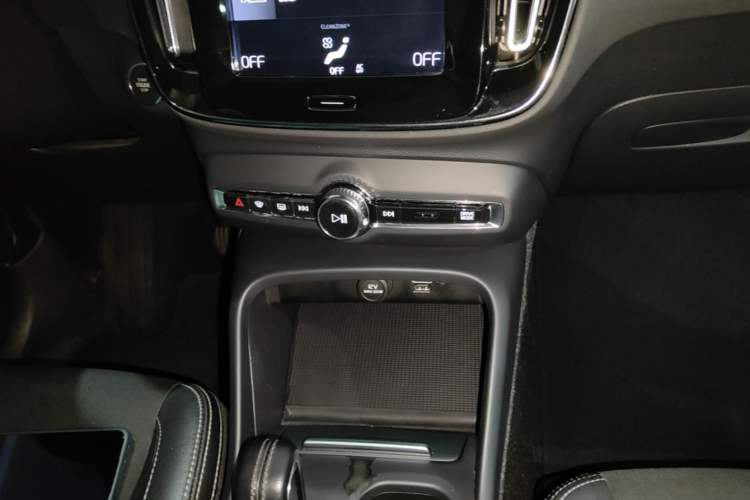 Used Volvo XC40 2020 T3 Smart & Stylish Edition Audio And AC Panel