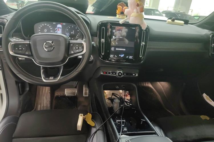 Used Volvo XC40 2020 T4 4x4 Smart Luxury Sport Edition Center Console
