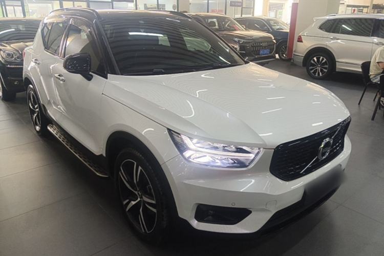 Used Volvo XC40 2020 T4 Four-Wheel Drive Smart & Sporty Edition Front Right 45 Deg