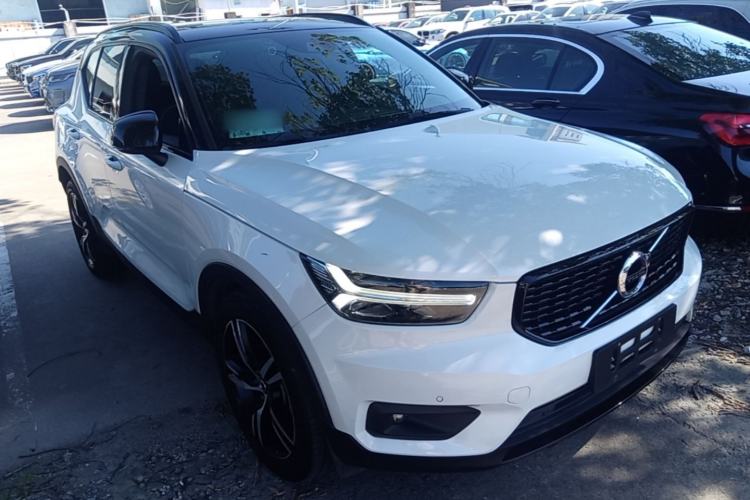 Used Volvo XC40 2020 T4 Four-Wheel Drive Smart & Sporty Edition Front Right 45 Deg