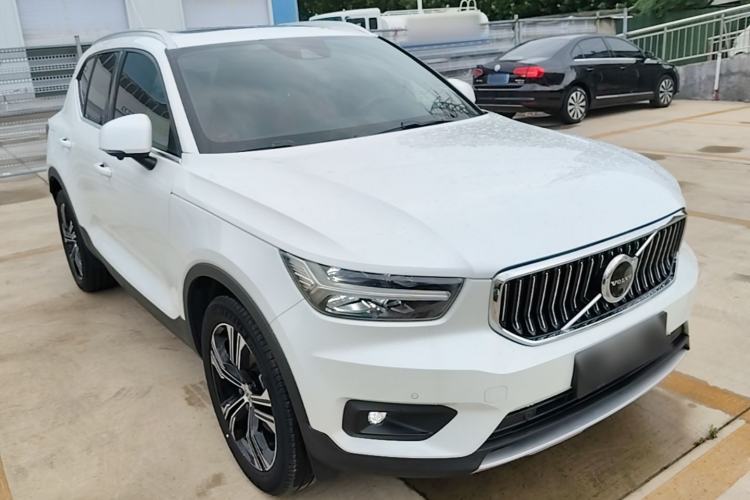 Used Volvo XC40 2020 T4 Four-Wheel Drive Smart Luxury Edition Front Right 45 Deg