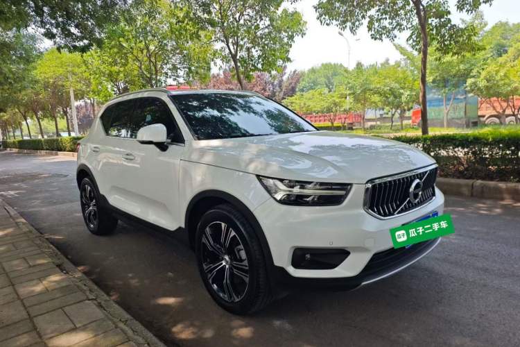Used Volvo XC40 2020 T4 Four-Wheel Drive Smart Luxury Edition Front Right 45 Deg