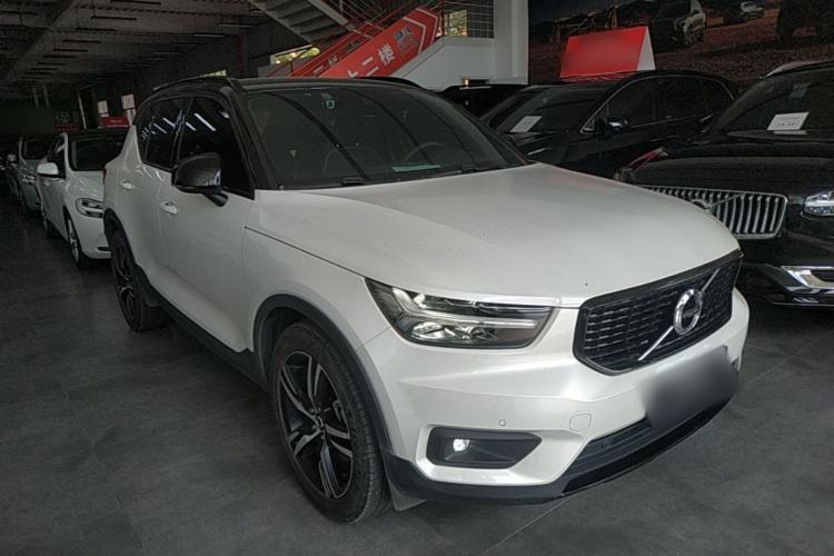 Used Volvo XC40 2020 T4 Four-Wheel Drive Smart & Sporty Edition Front Right 45 Deg