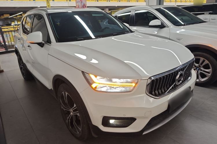Used Volvo XC40 2020 T4 Four-Wheel Drive Smart Luxury Edition Front Right 45 Deg