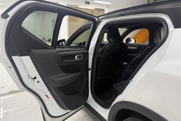 Used Volvo XC40 2020 T4 Four-Wheel Drive Smart & Sporty Edition Interior 3